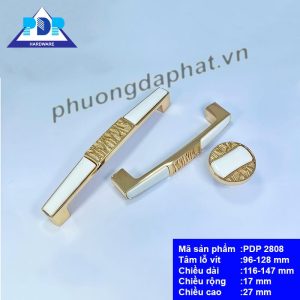 Tay Nắm Tủ Gốm Sứ với màu vàng sang trọng cùng điểm nhấn là hoa văn ngay trung tâm tay cầm pha trộn nét cổ điển và hiện đại.