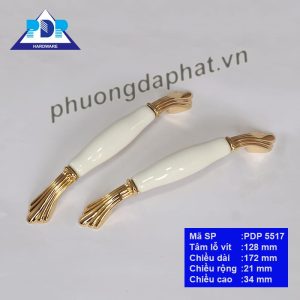Tay Nắm Tủ Gốm Sứ Phong Cách Châu Âu quyến rũ qua những đường cong tinh tế cùng màu vàng bóng và trắng tinh khôi mang lại sự sang trọng cho nội thất.