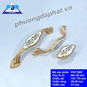 Tay Nắm Tủ Gốm Sứ với màu vàng sang trọng cùng điểm nhấn là hoa văn trên nền chất liệu sứ ngay trung tâm tay cầm pha trộn nét cổ điển và hiện đại.