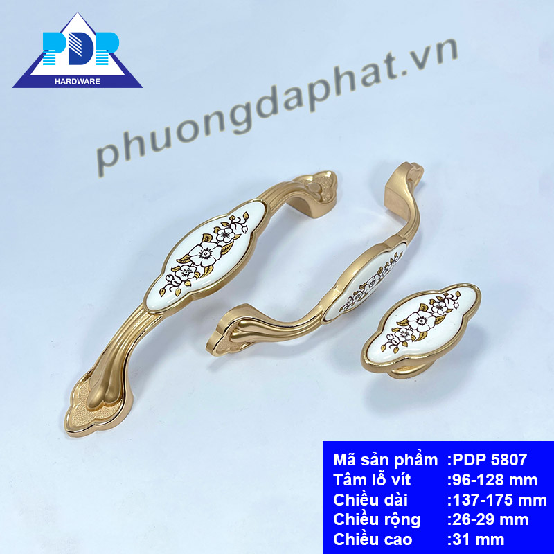Tay Nắm Tủ Gốm Sứ với màu vàng sang trọng cùng điểm nhấn là hoa văn trên nền chất liệu sứ ngay trung tâm tay cầm pha trộn nét cổ điển và hiện đại.