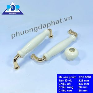 Tay Nắm Tủ Hiện Đai mang phong cách hiện đại với sự kết hợp giữa màu vàng ở hai đầu liên kết cùng chất liệu gốm trắng ở thân rất sang trọng và tinh tế.