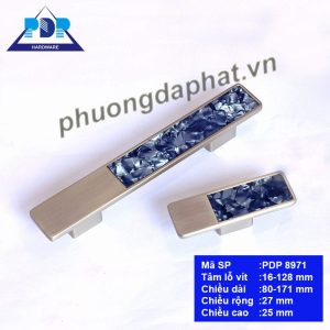 Tay Nắm Tủ Hiện Đại với màu bạc xước cùng với hiệu ứng vân đá ngay trung tâm tay tủ rất bắt mắt. Bề mặt tay cầm lớn mang lại cảm giác chắc chắn khi sử dụng.