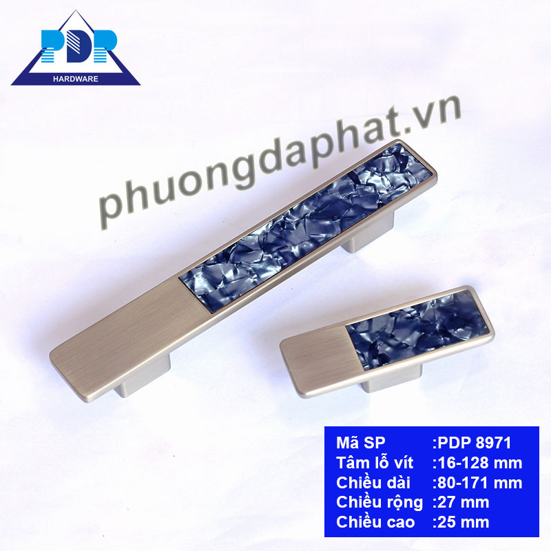 Tay Nắm Tủ Hiện Đại với màu bạc xước cùng với hiệu ứng vân đá ngay trung tâm tay tủ rất bắt mắt. Bề mặt tay cầm lớn mang lại cảm giác chắc chắn khi sử dụng.