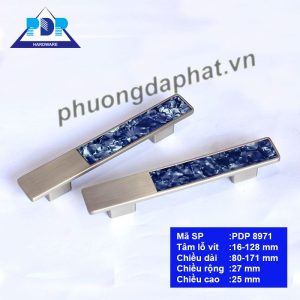 Tay Nắm Tủ Hiện Đại với màu bạc xước cùng với hiệu ứng vân đá ngay trung tâm tay tủ rất bắt mắt. Bề mặt tay cầm lớn mang lại cảm giác chắc chắn khi sử dụng.