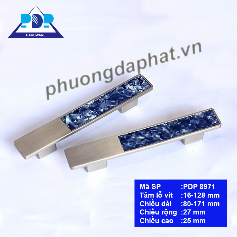 Tay Nắm Tủ Hiện Đại với màu bạc xước cùng với hiệu ứng vân đá ngay trung tâm tay tủ rất bắt mắt. Bề mặt tay cầm lớn mang lại cảm giác chắc chắn khi sử dụng.