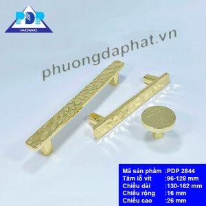 Tay Nắm Tủ mang lại cảm giác chắc chắn khi sử dụng với hiệu ứng dấu búa bắt mắt