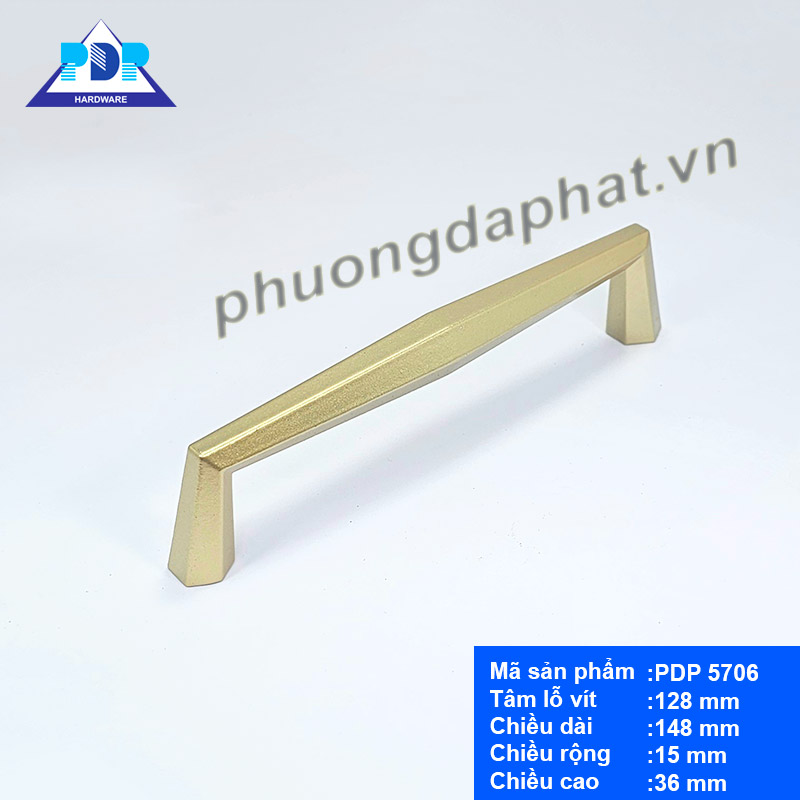 Tay Nắm Tủ Hiện Đại có khoảng cách với bề mặt tủ lớn tạo không gian thoải mái khi sử dụng