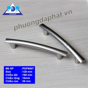 Tay Nắm lấy ý tưởng về chiếc headphone với kiểu dáng thú vị nhưng mang lại cảm giác chắc chắc với độ dày chất liệu ở hai đầu liên kết.