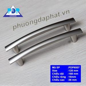 Tay Nắm lấy ý tưởng về chiếc headphone với kiểu dáng thú vị nhưng mang lại cảm giác chắc chắc với độ dày chất liệu ở hai đầu liên kết.
