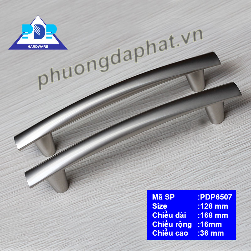 Tay Nắm lấy ý tưởng về chiếc headphone với kiểu dáng thú vị nhưng mang lại cảm giác chắc chắc với độ dày chất liệu ở hai đầu liên kết.