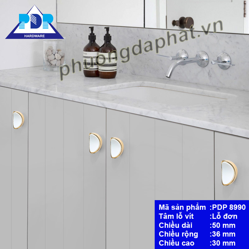 Núm Tay Nắm Tủ rất ấn tượng về diện mạo với màu đen hiện đại ngay trung tâm tay tủ