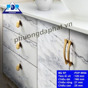 Tay Nắm Tủ Hiện Đại lấy ý tưởng về chiếc headphone với kiểu dáng thú vị nhưng mang lại cảm giác chắc chắc với độ dày chất liệu ở hai đầu liên kết.