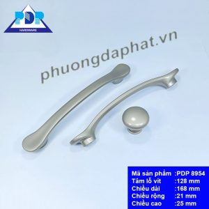 Tay Nắm Hiện Đại lấy ý tưởng về chiếc headphone với kiểu dáng thú vị nhưng mang lại cảm giác chắc chắc với độ dày chất liệu ở hai đầu liên kết.