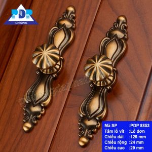 Tay Nắm Tủ có kết thúc núm độc đáo của tay nắm giúp nâng cao chất lượng của ngăn kéo nội thất. Những chi tiết xoắn tinh tế sẽ tô điểm vẻ đẹp đồ cổ một cách tốt nhất.