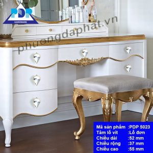 Tay Nắm Tủ Pha Lê với màu vàng bóng được nạm một viên đá pha lê hình kim cương ngay trung tâm tay tủ