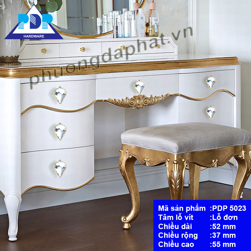 Tay Nắm Tủ Pha Lê với màu vàng bóng được nạm một viên đá pha lê hình kim cương ngay trung tâm tay tủ