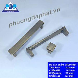 Tay Nắm  Tủ mang lại cảm giác hướng về nguồn cội với chi tiết xoáy vuông rất phổ biến trên mặt trống đồng