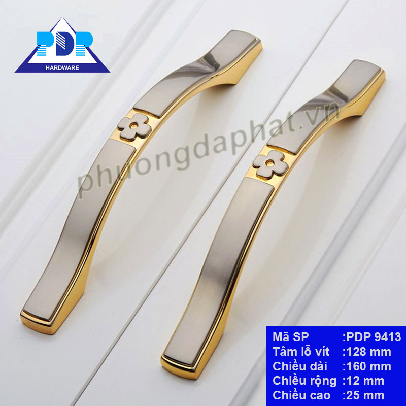 Tay Nắm Tủ Phong Cách Châu Âu với sự kết hợp giữa màu bạc xước và vàng bóng tạo thành tổng thể hài hòa đẹp mắt thích hợp cho các tủ đặt trong phòng khách.