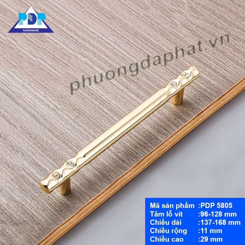 Tay Nắm Tủ Phong Cách Châu Âu với màu vàng bóng được đính những viên đá pha lê hình kim cương ngay trung tâm tay tủ