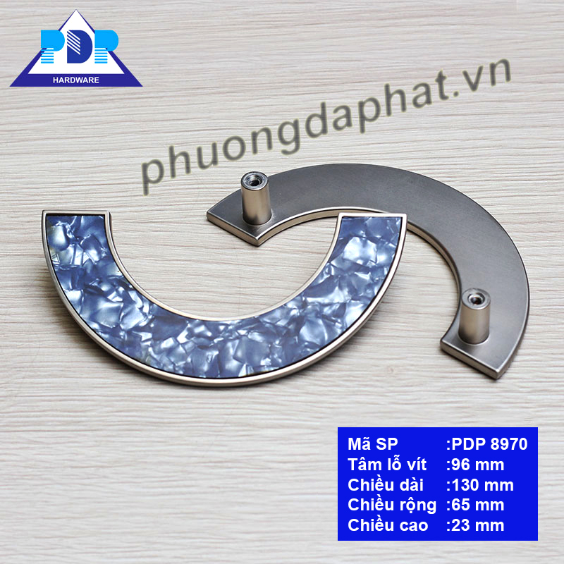 Tay Nắm Tủ Quần Áo với màu bạc xước cùng với hiệu ứng vân đá ngay trung tâm tay tủ rất bắt mắt. Bề mặt tay cầm lớn mang lại cảm giác chắc chắn khi sử dụng.