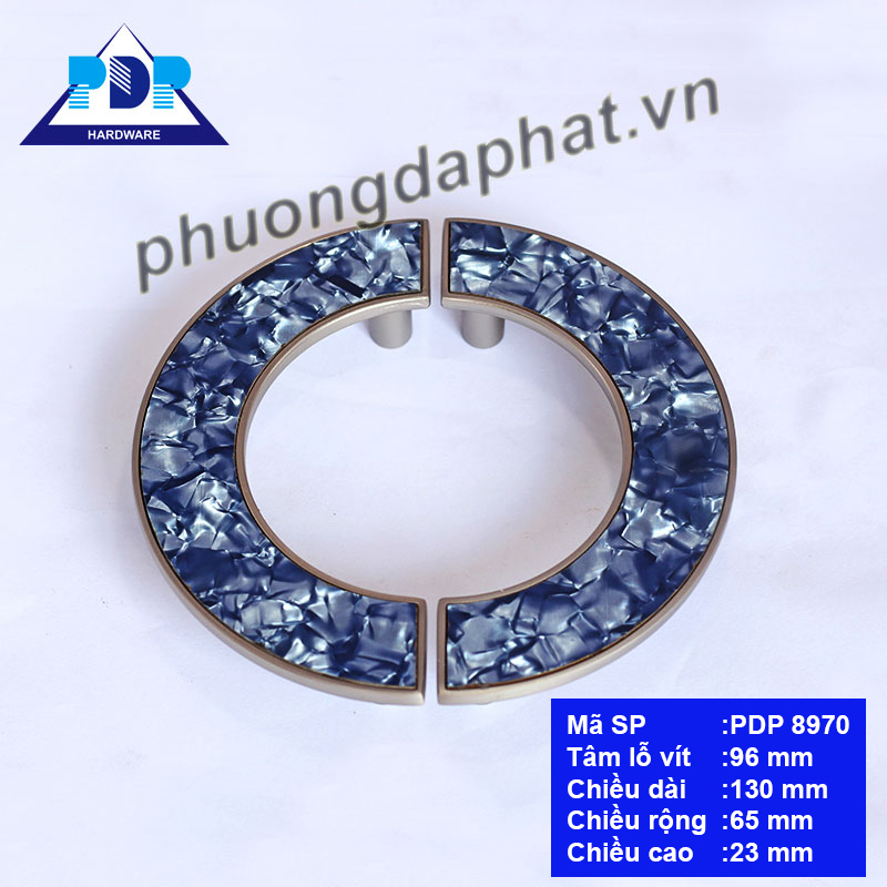Tay Nắm Tủ Quần Áo với màu bạc xước cùng với hiệu ứng vân đá ngay trung tâm tay tủ rất bắt mắt. Bề mặt tay cầm lớn mang lại cảm giác chắc chắn khi sử dụng.