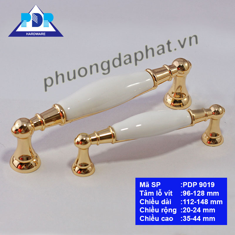 Tay Cầm Tủ Gốm Sứ với màu vàng sang trọng cùng điểm nhấn là hoa văn trên nền chất liệu sứ ngay trung tâm tay cầm pha trộn nét cổ điển và hiện đại.