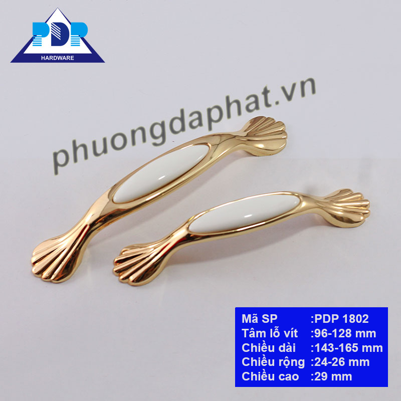Tay Nắm Tủ Tân Cổ Điển quyến rũ qua những đường cong tinh tế cùng màu vàng bóng và trắng tinh khôi mang lại sự sang trọng và đẳng cấp cho nội thất. 