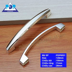 Tay Nắm Tủ Bếp với hai đường ruy băng màu vàng chạy dọc thân kết hợp với màu trắng ngà tạo sự thanh lịch và hấp dẫn vô tận.