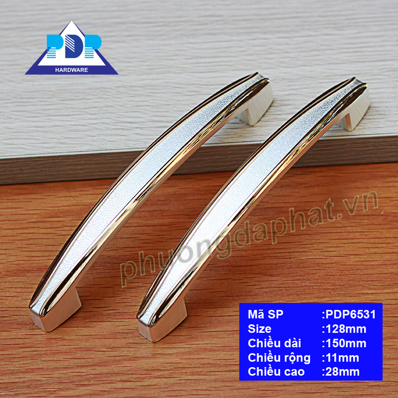 Tay Nắm Tủ Bếp với hai đường ruy băng màu vàng chạy dọc thân kết hợp với màu trắng ngà tạo sự thanh lịch và hấp dẫn vô tận.