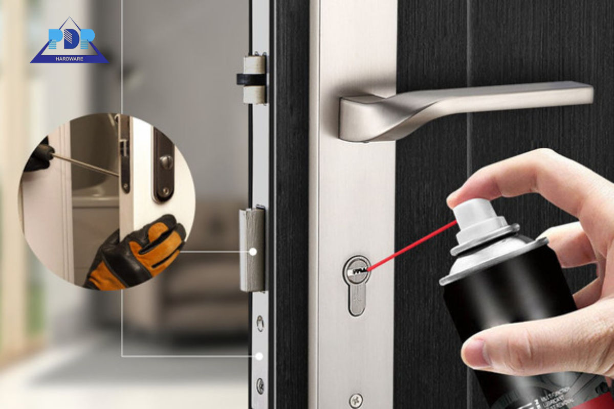 Cách mở khóa cửa tay gạt từ bên trong