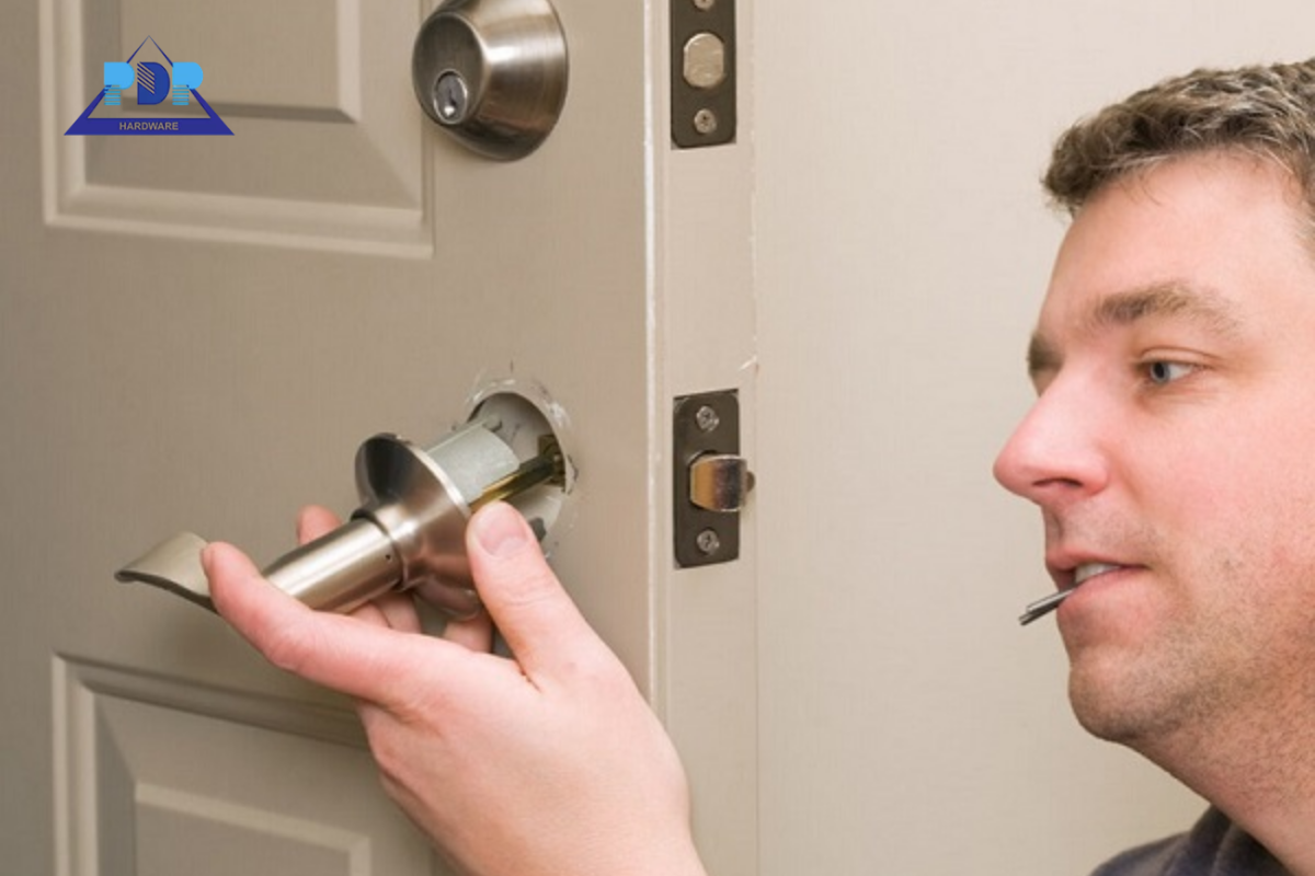 Cách mở khóa cửa tay gạt bị kẹt khi mất chìa khóa - Mở bằng ATM hoặc thẻ cứng