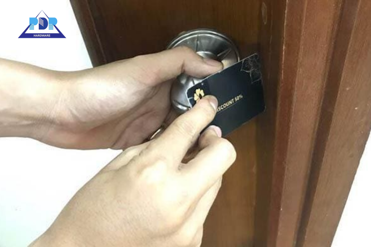 Cách mở khóa cửa tay gạt bị kẹt khi mất chìa khóa - Sử dụng tuốc nơ vít