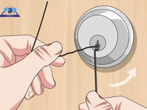 Cách mở khóa cửa tay gạt bị kẹt nhanh, đơn giản tại nhà