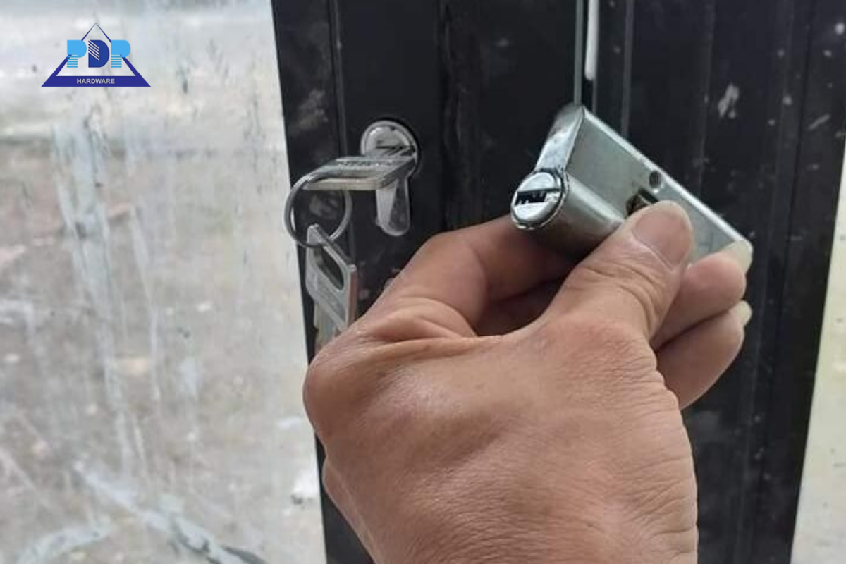 Cách mở khóa cửa tay gạt bị kẹt khi mất chìa khóa - Phá khóa