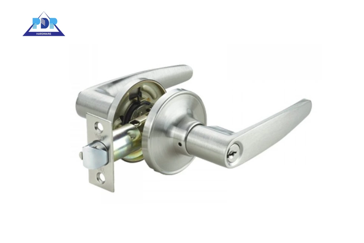 Chốt khóa (latch/bolt) là cơ chế giữ cửa trong cách tháo lắp khóa cửa tay gạt.
