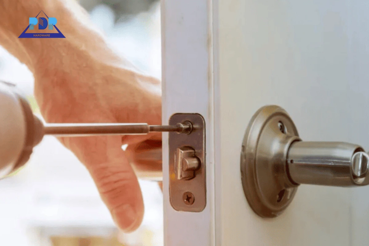 Những trường hợp cần tháo lắp hoặc thay khóa cửa tay gạt