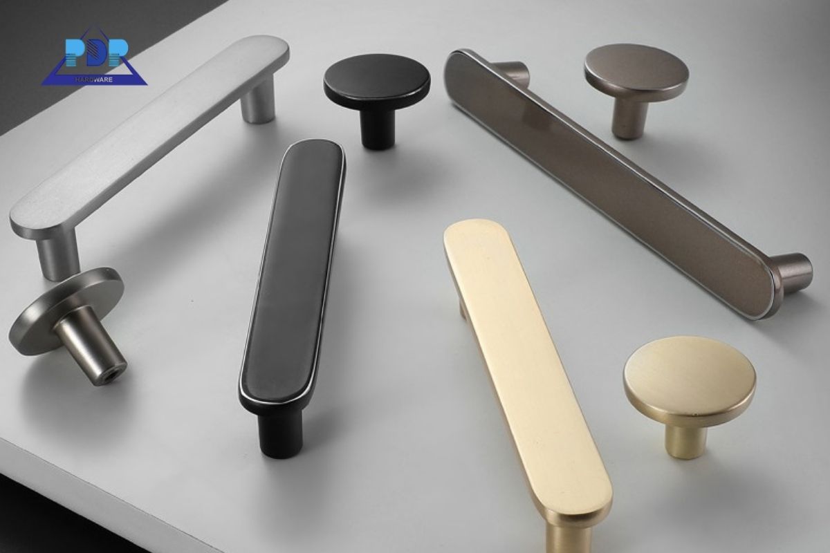 Tay nắm tủ là phụ kiện gắn trên cánh tủ giúp người dùng dễ dàng đóng mở tủ