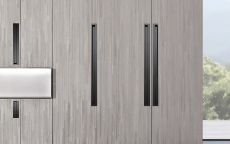 Tay nắm âm tủ quần áo là loại tay nắm được lắp chìm vào bề mặt cánh tủ thay vì lồi ra ngoài